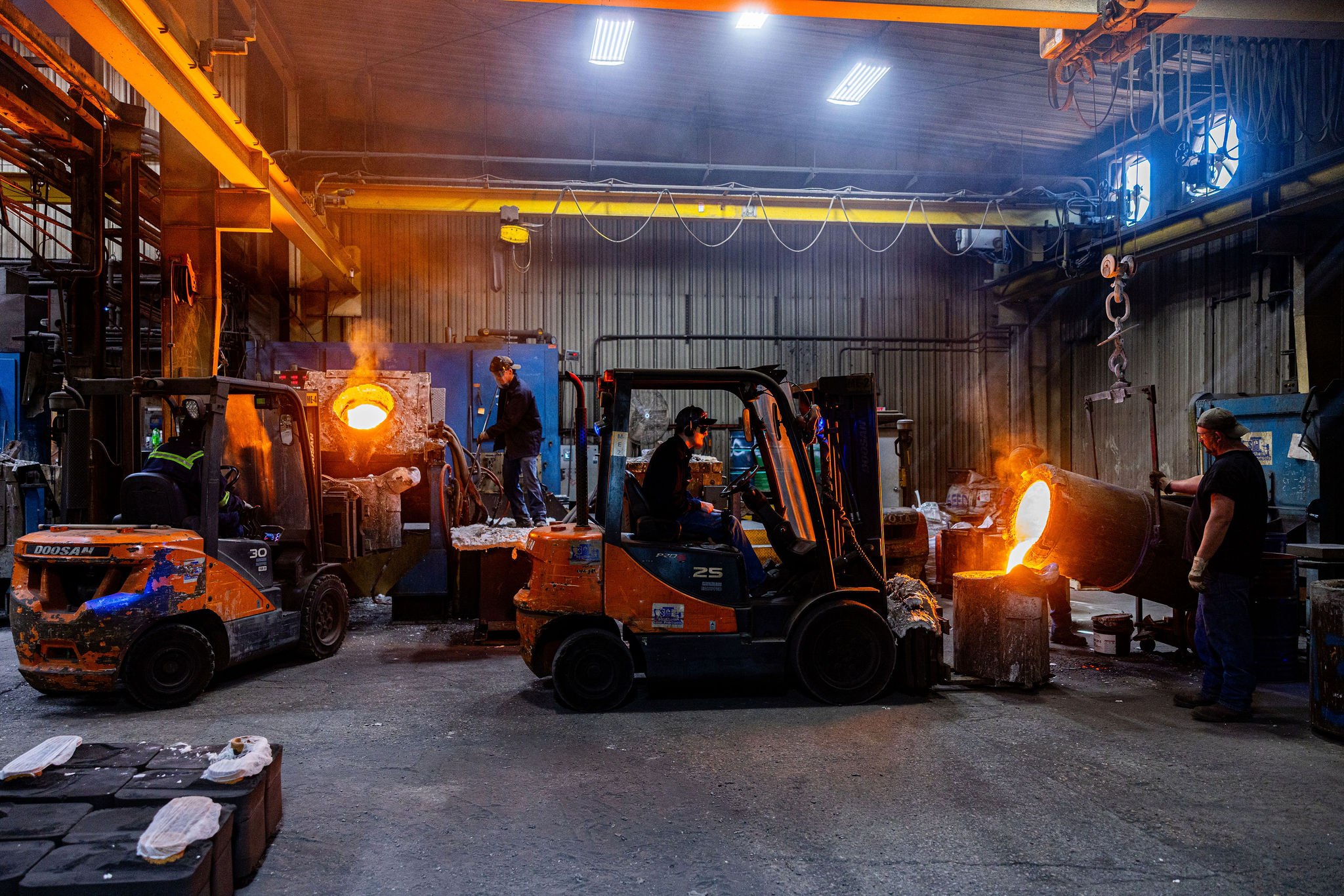 Ferrous metal pour at a short-run patternless foundry, ladle transferring alloy for a cast pump casing run.